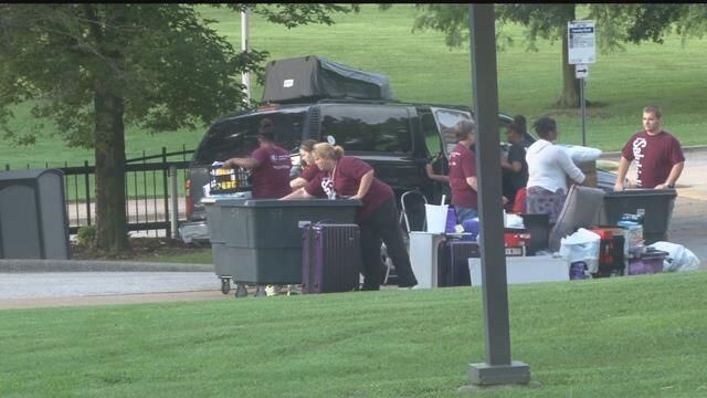 Волонтерам предлагают помочь студентам Southern Illinois University с заселением в общежития