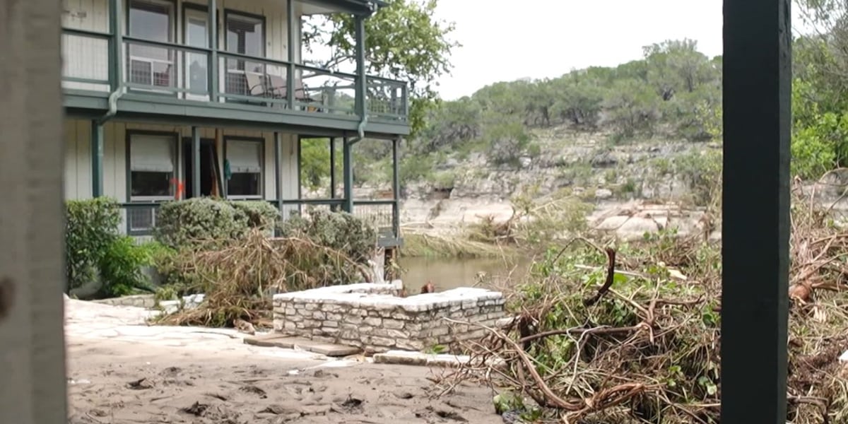 33 family members on vacation survive Texas flooding by climbing on